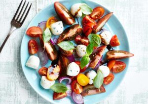Ensalada de tomate y quesos