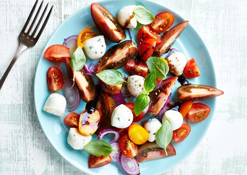 Ensalada de tomate y quesos
